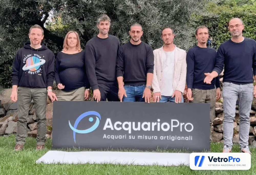 La squadra di Animal's House davanti all'insegna AcquarioPro, nel verde del laboratorio